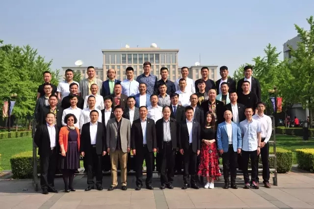 清華大學(xué)優(yōu)車工商管理高級(jí)研修班第一期集體合影
