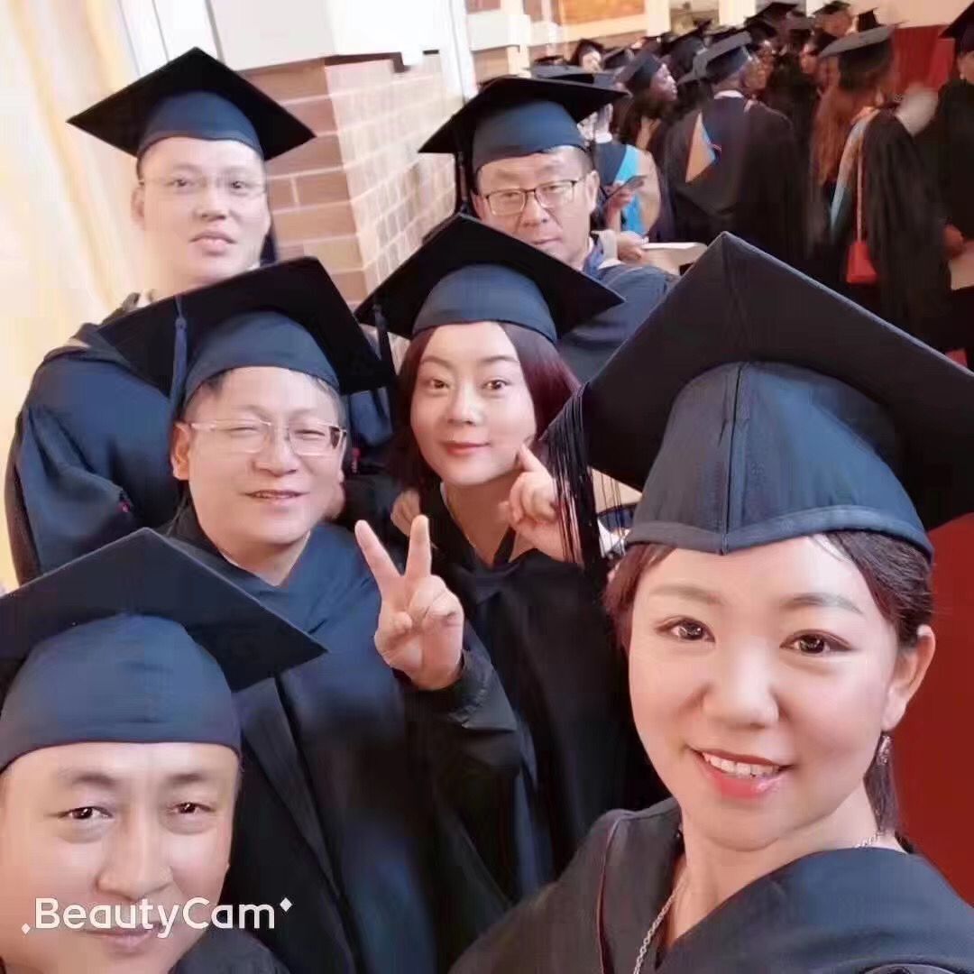 BSN荷蘭商學院免聯(lián)考MBA學位班同學學士服自拍照